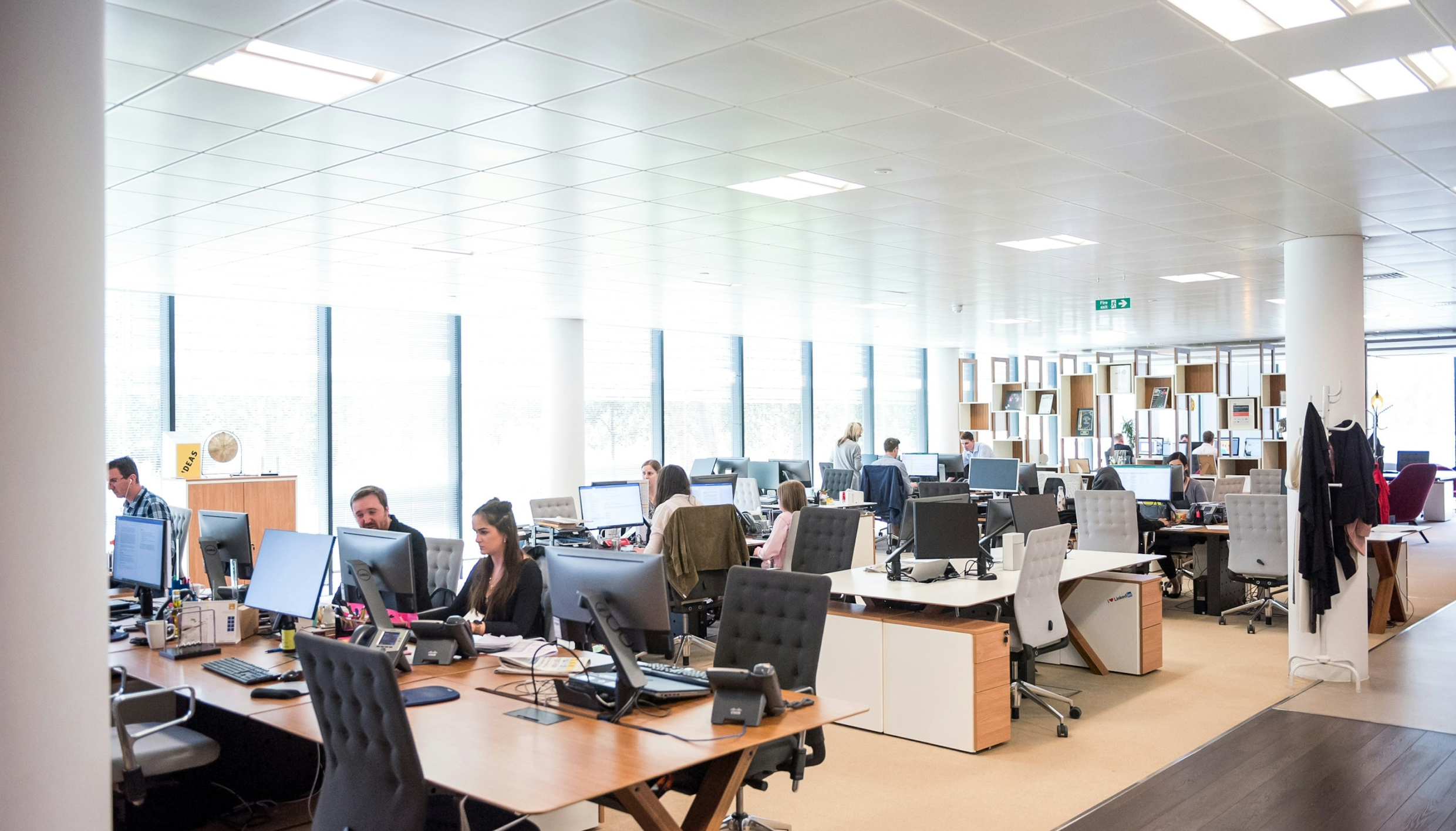 Hot Desking: 5 Pros and Cons to Consider