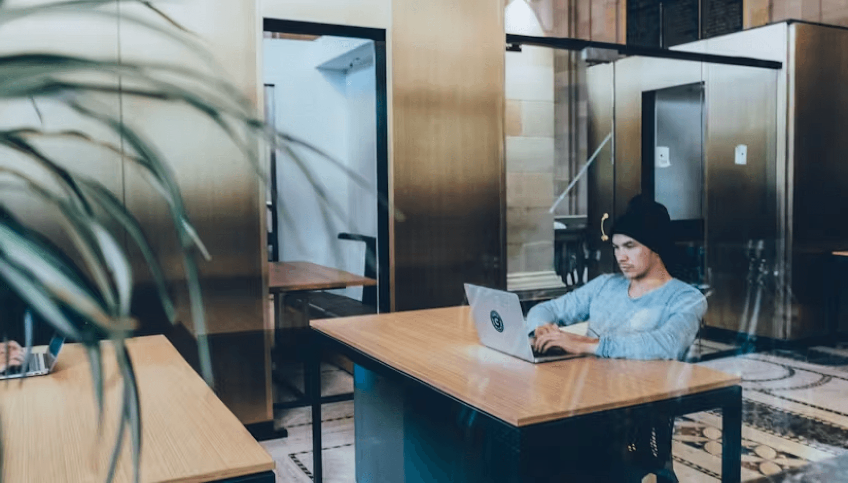 How to Desk Hotel without Losing Your Mind: Tips for Coworking Space Owners